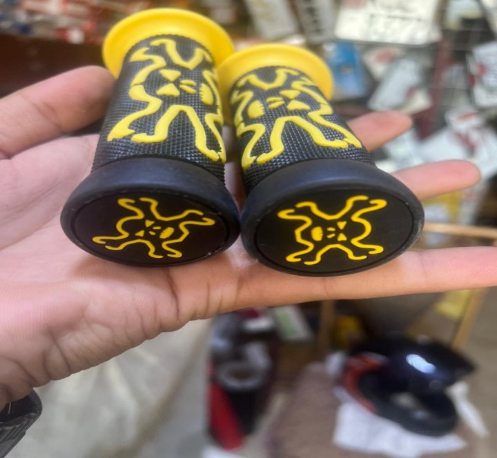 Motorcycle Handle Bar Grip Bike Hand Grip Rubber Skull Head Flame Universal"?or?"Krator ATV/PWC Skull Hand Grips Cross Bones Red Rubber Compatible with Yamaha Warrior".?